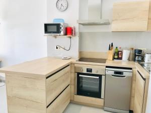 Kuchyňa alebo kuchynka v ubytovaní ROC MAR 3 3D - Apartamento cerca del centro y de la playa - terraza con vistas al mar y al puerto