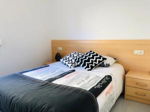 Posteľ alebo postele v izbe v ubytovaní ROC MAR 3 3D - Apartamento cerca del centro y de la playa - terraza con vistas al mar y al puerto