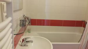 Bilik mandi di Bastien Studio near Airport