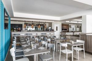 a kitchen filled with lots of tables and chairs at Hotel Ristorante Centosedici in Terracina