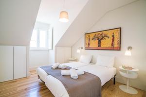1 dormitorio con 1 cama con 2 toallas en Liberdade Apartment, en Lisboa