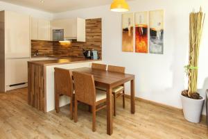 Kuchyň nebo kuchyňský kout v ubytování Emma Apartments-