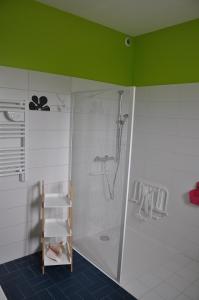 um chuveiro com uma porta de vidro na casa de banho em Chez Tib em Trégunc