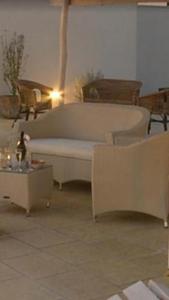 sala de estar con sofá blanco y mesa en Borgo dei Filitti en Palmariggi