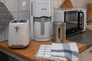 Una encimera de cocina con una cafetera y una tostadora. en Apartment „Klein Venedig“ Erfurt, en Erfurt