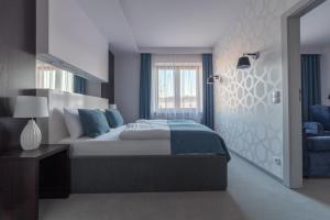 - une chambre avec un grand lit et une fenêtre dans l'établissement Novopolska - Hotel i Restauracja, à Kościan