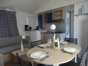 a dining room and kitchen with a table and chairs at Camping El Torres in Villajoyosa
