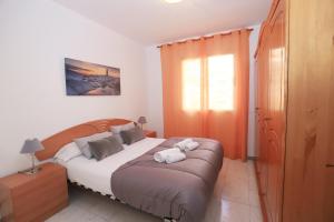 un dormitorio con una cama con dos animales de peluche en DIFFERENTFLATS Dms, en La Pineda