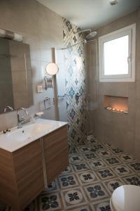 A bathroom at AT.thea ATHENS BOUTIQUE APARTMENTS