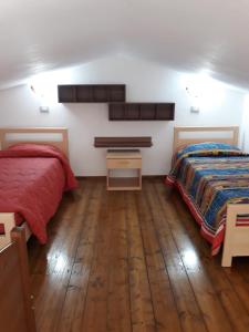 una camera con 2 letti, una scrivania e un letto sidx sidx. di Pisceneris Holiday Home a Uras