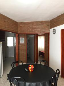 una calabaza sagrada sentada en una mesa en una habitación en Casa Nuova Depto CERO en Villa María
