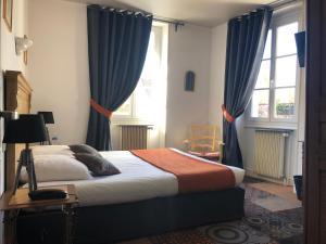 Postelja oz. postelje v sobi nastanitve Hostellerie du Val d'Or