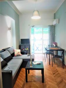 Posezení v ubytování Colorful apartment 5 minutes walk from Acropolis