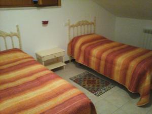 1 dormitorio con 2 camas y alfombra en B&B Tio Pepe, en Roseto degli Abruzzi