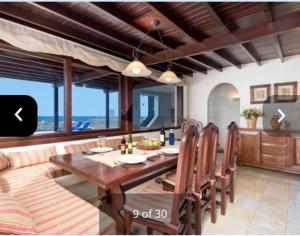 comedor con mesa y sofá en Villa Mareas, en Playa Blanca