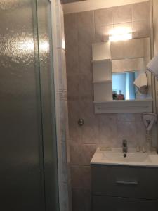Koupelna v ubytování Hotel Le Méditérranée