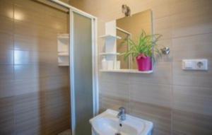 Kúpeľňa v ubytovaní Apartmani Kremena small beach 200m