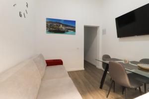 sala de estar con sofá y mesa en Apartamentos Bello Tenerife, en Santa Cruz de Tenerife