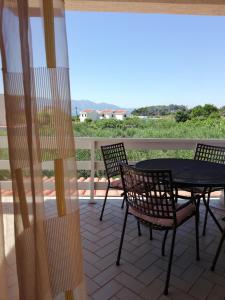 a patio with a table and chairs on a balcony at Apartments IDA Sucuraj in Sućuraj