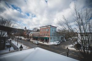 vistas a una calle de la ciudad con nieve en el suelo en Hotel Fauchere, en Milford