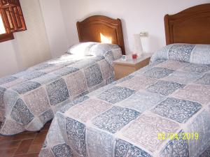Giường trong phòng chung tại Casa Rural Altozano Elche de la Sierra +38 ảnh