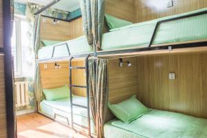 Двухъярусная кровать или двухъярусные кровати в номере City guesthouse & tours