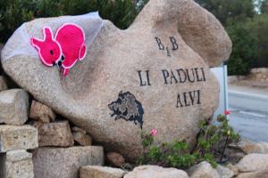 uma rocha com uma imagem de um caranguejo sobre ela em Bed and Breakfast Li Paduli Alvi em Cannigione