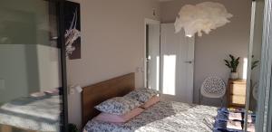 Postel nebo postele na pokoji v ubytování Apartament MORSKI WIDOK GARDENIA Dziwnów