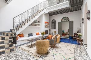 un soggiorno con divano e scale di Riad Dar-tus a Tangeri