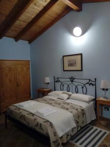 ein Schlafzimmer mit einem großen Bett in einem Zimmer in der Unterkunft B&B PIBITZOI in Nurallào