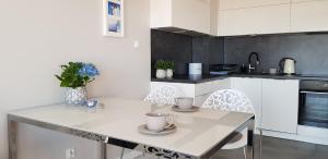 Kuchyň nebo kuchyňský kout v ubytování Apartament MORSKI WIDOK GARDENIA Dziwnów