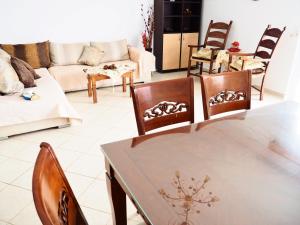 un soggiorno con tavolo e sedie di Casa di kampos ad Adelianos Kampos Altre 8 foto