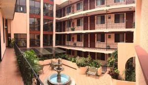 apartamentowiec z fontanną na dziedzińcu w obiekcie Hotel San Angel w mieście Puebla