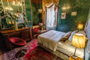 a bedroom with a bed in a room with green walls at Avogaria 5 Rooms in Venice