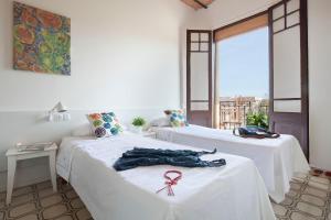 Postel nebo postele na pokoji v ubytování Happy People Gaudi Sant Pau Apartments + 81 fotografií