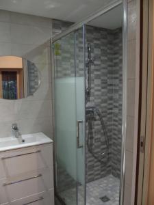y baño con ducha y lavamanos. en Gît' de Pom', en Saint-Romain-de-Lerps