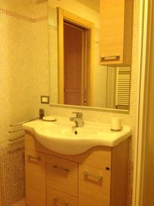 a bathroom with a sink and a mirror at Appartamenti Piazzi in Tesero