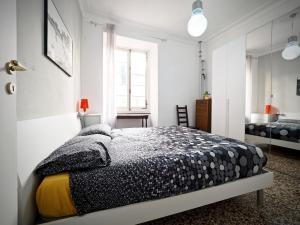 - une chambre avec un lit noir et blanc et une fenêtre dans l'établissement CASA DEGLI INDORATORI ACQUARIO - GENOVABNB it, à Gênes