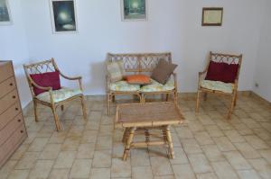 サン・フォカにあるCasa vacanza San Focaのリビングルーム(椅子2脚、ソファ付)