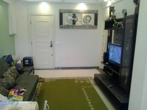 Μια τηλεόραση ή/και κέντρο ψυχαγωγίας στο Apartamento Enseada, Guarujá, 3 dorms, 3 banhs, 8 pessoas, 02 quadras da praia, 2 sacadas, 2 vagas de garagem