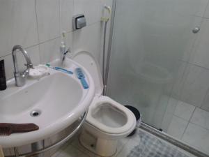 Ένα μπάνιο στο Apartamento Enseada, Guarujá, 3 dorms, 3 banhs, 8 pessoas, 02 quadras da praia, 2 sacadas, 2 vagas de garagem +18 φωτογραφίες