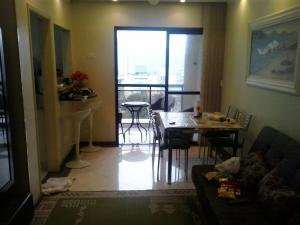 Foto da galeria de Apartamento Enseada, Guarujá, 3 dorms, 3 banhs, 8 pessoas, 250 metros da praia, 2 sacadas, 2 vagas de garagem no Guarujá