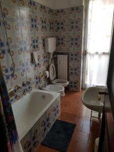 La salle de bains est pourvue de 2 toilettes et d'une baignoire. dans l'établissement Foresteria Giulia, à Bergame