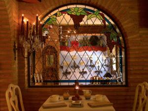A restaurant or other place to eat at Hotel Boutique Maribel (Adult Only)