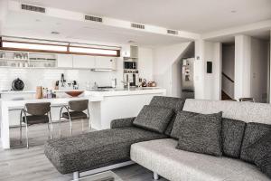 a living room with a couch and a kitchen at Aizarker in La Plata