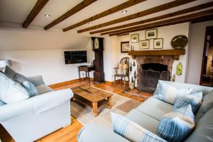 sala de estar con 2 sofás y chimenea en Beautiful 3 Bedroom Cottage - Picturesque Retreat, en Lichfield