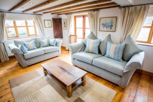 Posezení v ubytování Beautiful 3 Bedroom Cottage - Picturesque Retreat + 47 fotografií