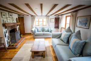 Sala de estar con sofás y mesa de centro en Beautiful 3 Bedroom Cottage - Picturesque Retreat, en Lichfield