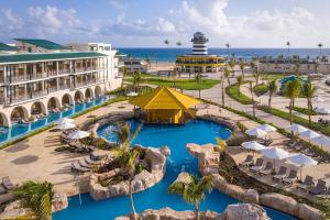 Bazén v ubytování Ocean el Faro Resort - All Inclusive nebo v jeho okolí