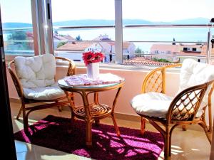 ein Raum mit einem Tisch und zwei Stühlen und einem Fenster in der Unterkunft Apartments Linda in Trogir